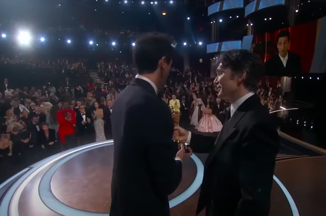 Cillian Murphy handing over the Best Actor Oscar to Adrien Brody. | Source: YouTube/ABC News