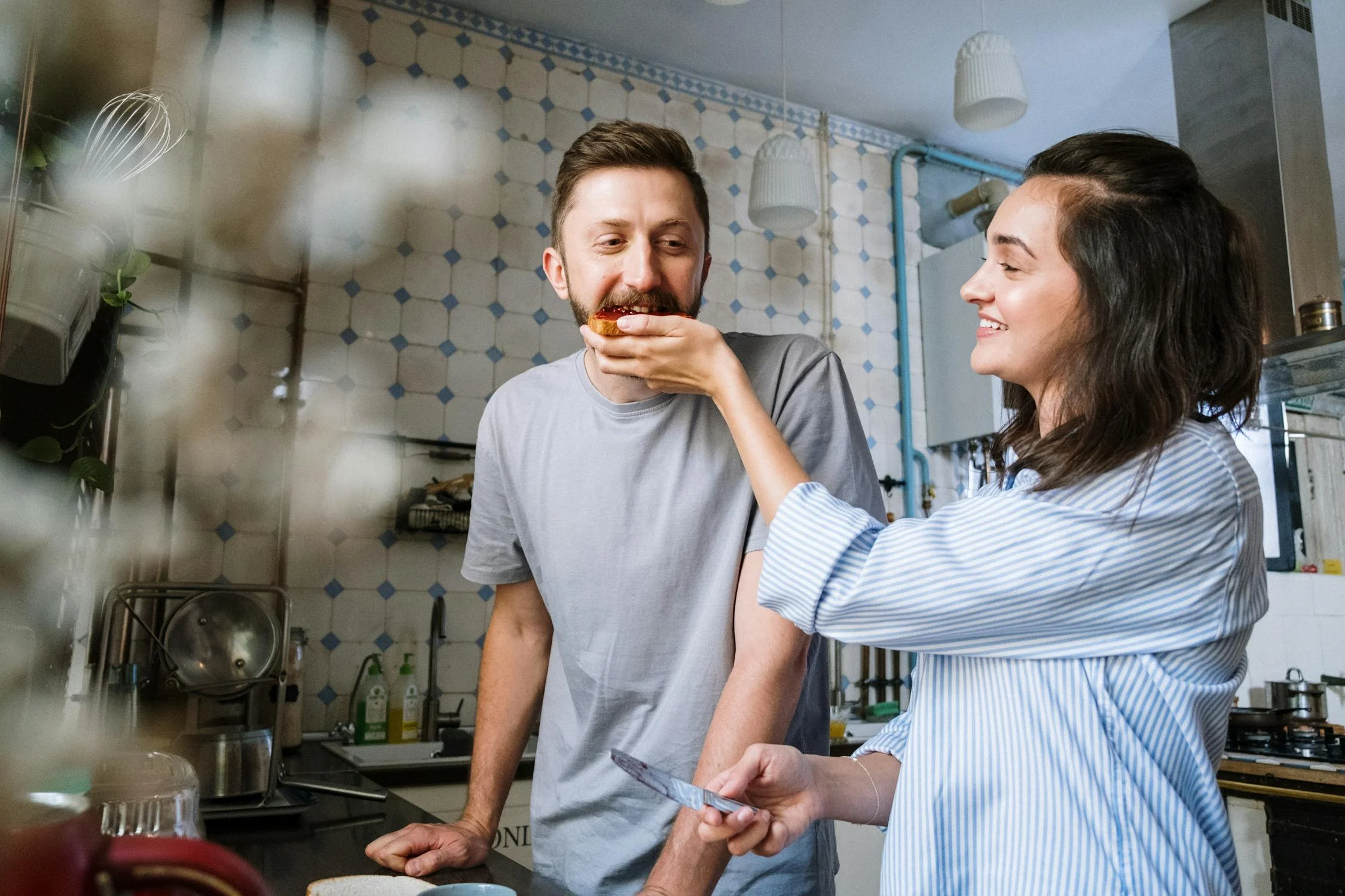 A happy couple having breakfast | Source: Pexels