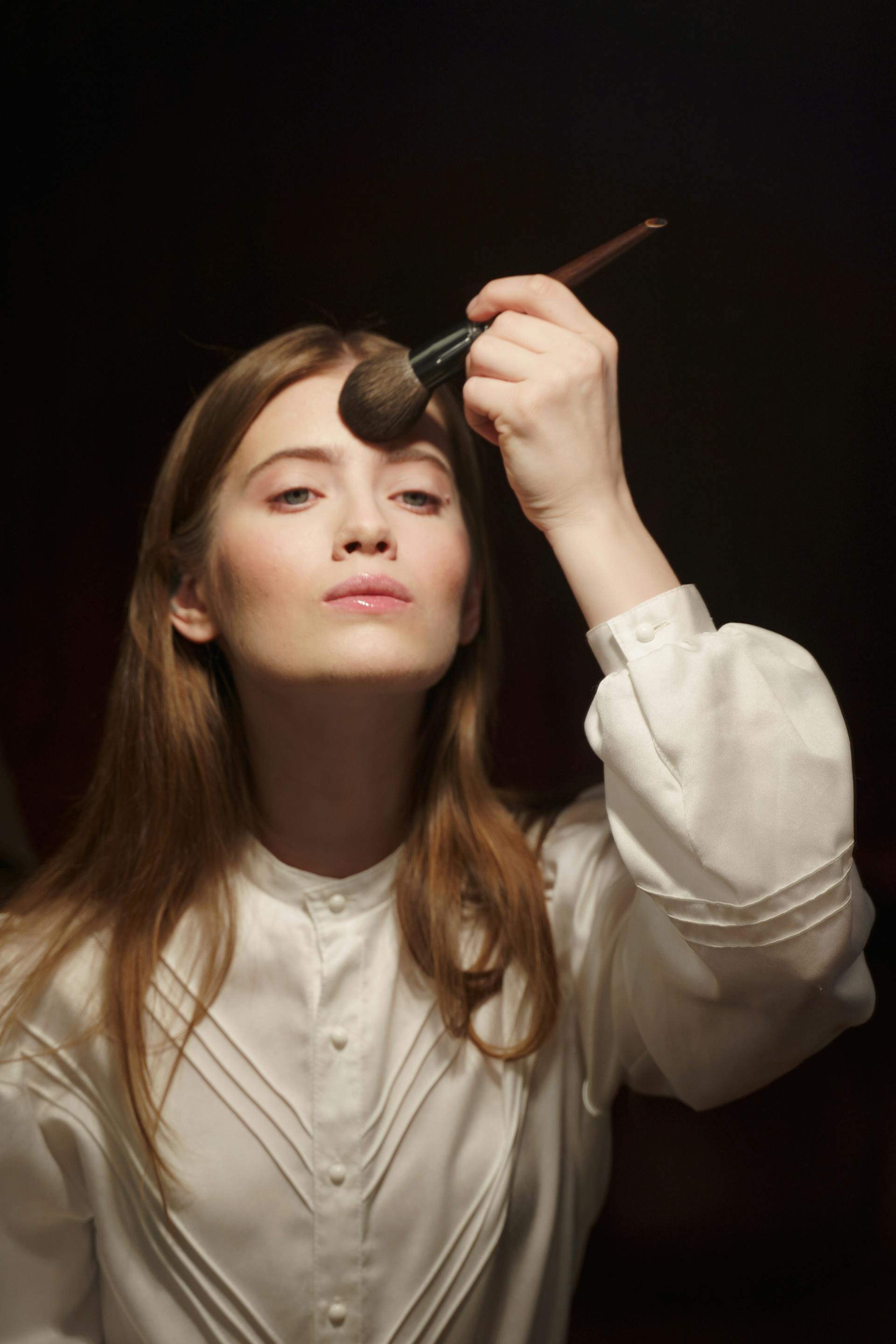 A woman doing her make up | Source: Pexels