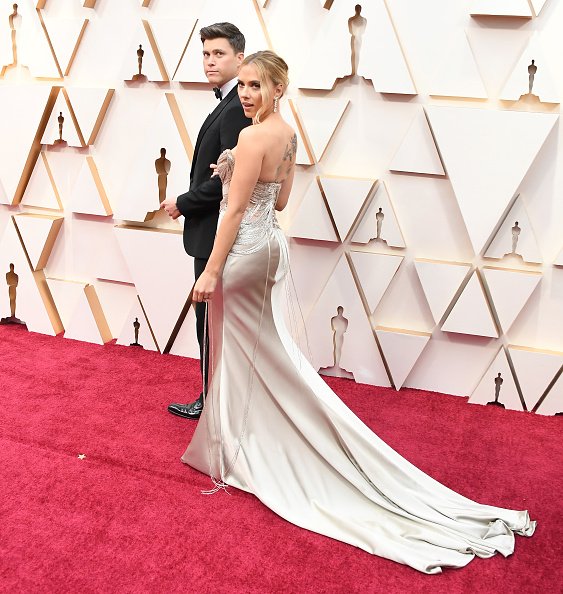 Colin Jost und Scarlett Johansson kommen bei den 92nd Annual Academy Awards im Hollywood and Highland am 09. Februar 2020 in Hollywood, Kalifornien, an. | Quelle: Getty Images