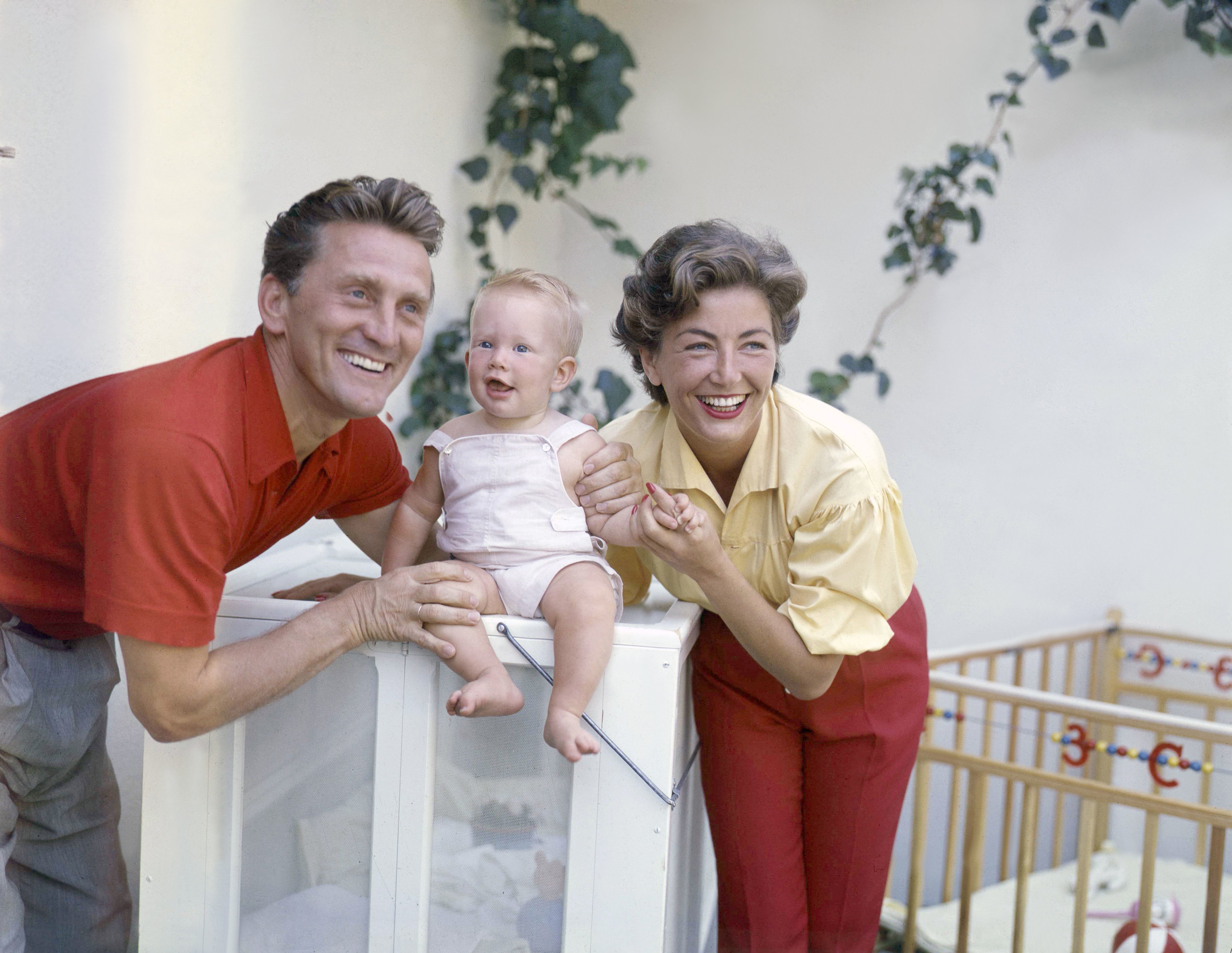 Kirk Douglas y Anne Buydens fotografiados con su hijo Eric en 1958. | Foto: Getty Images