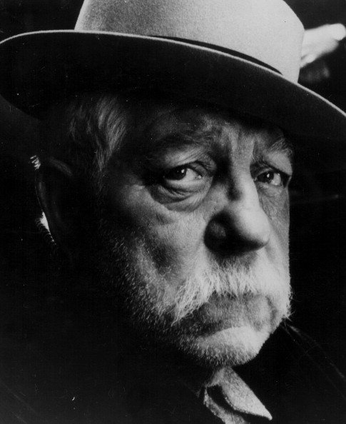 Jean Gabin portant un chapeau, tel qu'il apparaît dans le film'L'affaire Dominici', 1973. | Photo : Getty Images