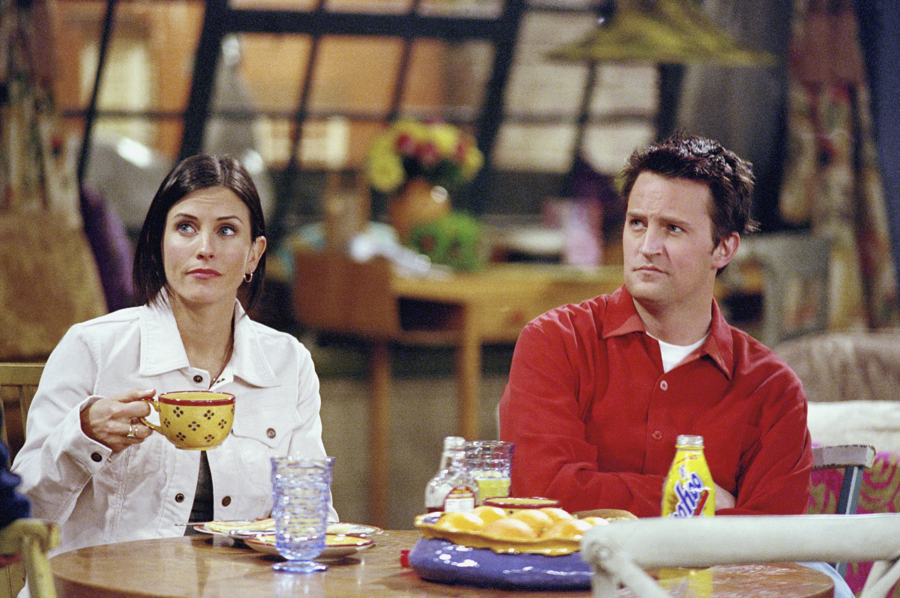 Courteney Cox as Monica Geller-Bing and Matthew Perry as Chandler Bing on the set of "Friends" on February 22, 2001. | Source: Getty Images