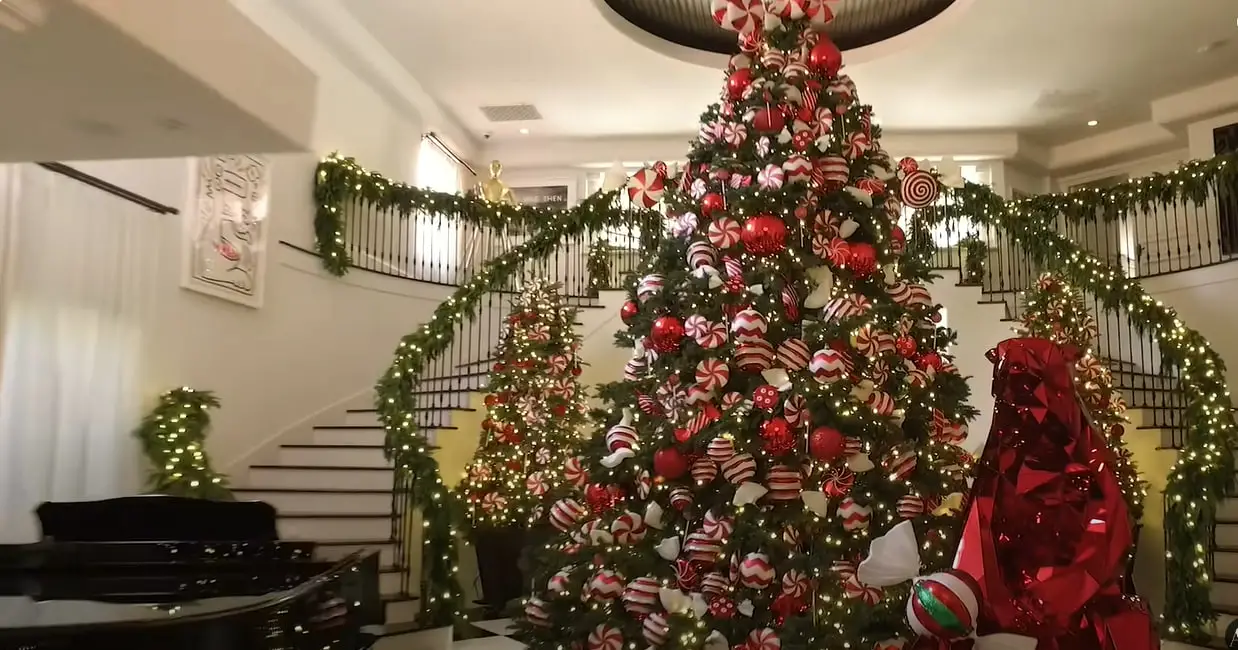 Kris Jenner's Christmas decoration from a video dated December 19, 2016 | Source: youtube.com/@Archdigest