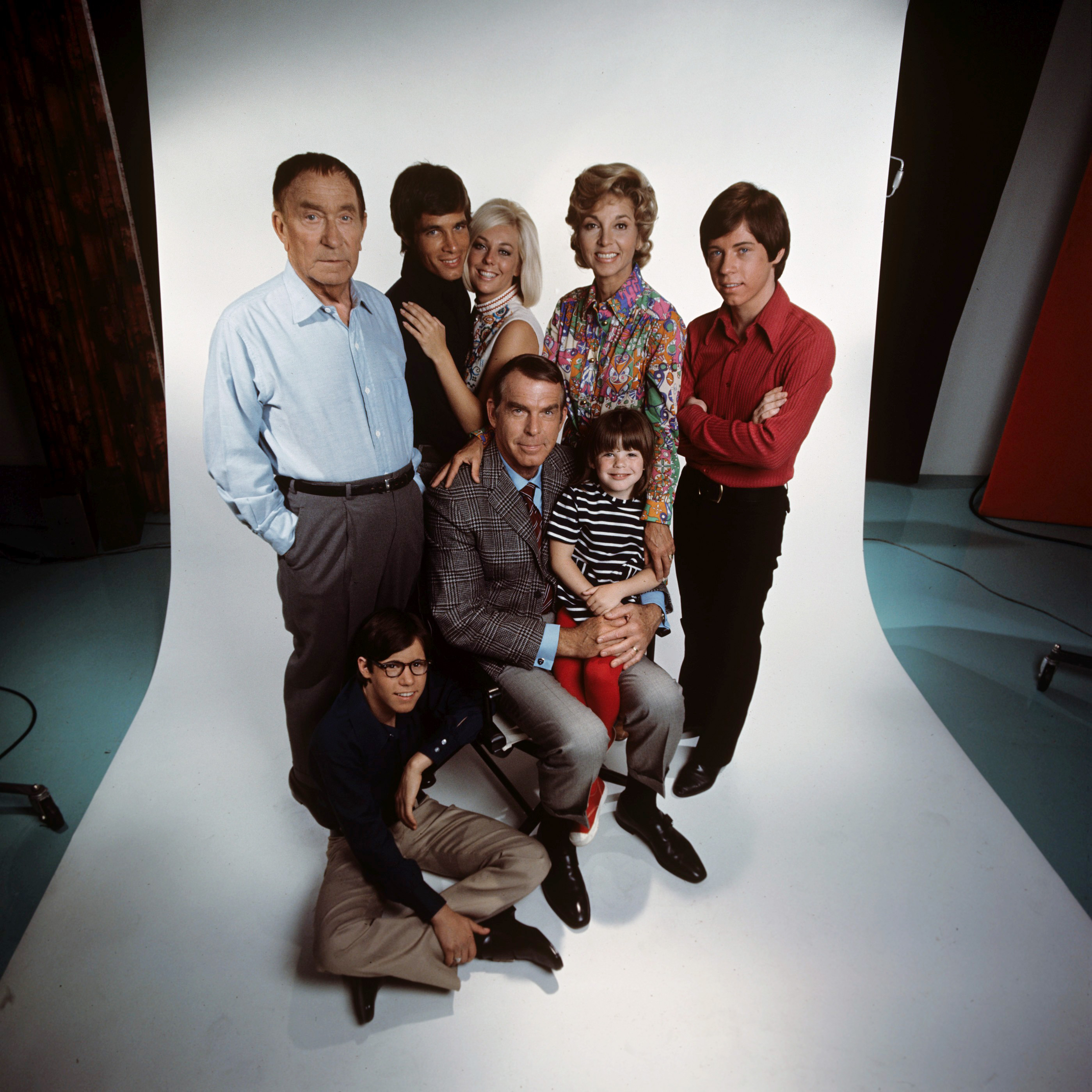 William Demarest, Barry Livingston, Don Grady, Tina Cole, Fred MacMurray, Dawn Lyn, Beverly Garland and Stanley Livingston on "My Three Sons" | Source: Getty Images