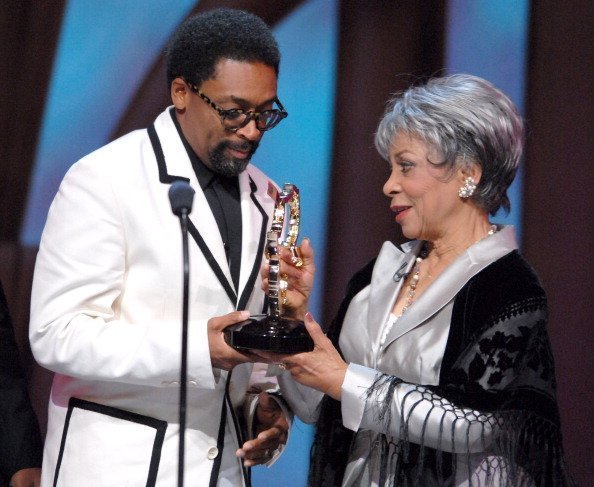 Ruby Dee presenting the Ossie Davis Humanitarian award to Spike Lee | Photo: Getty Images