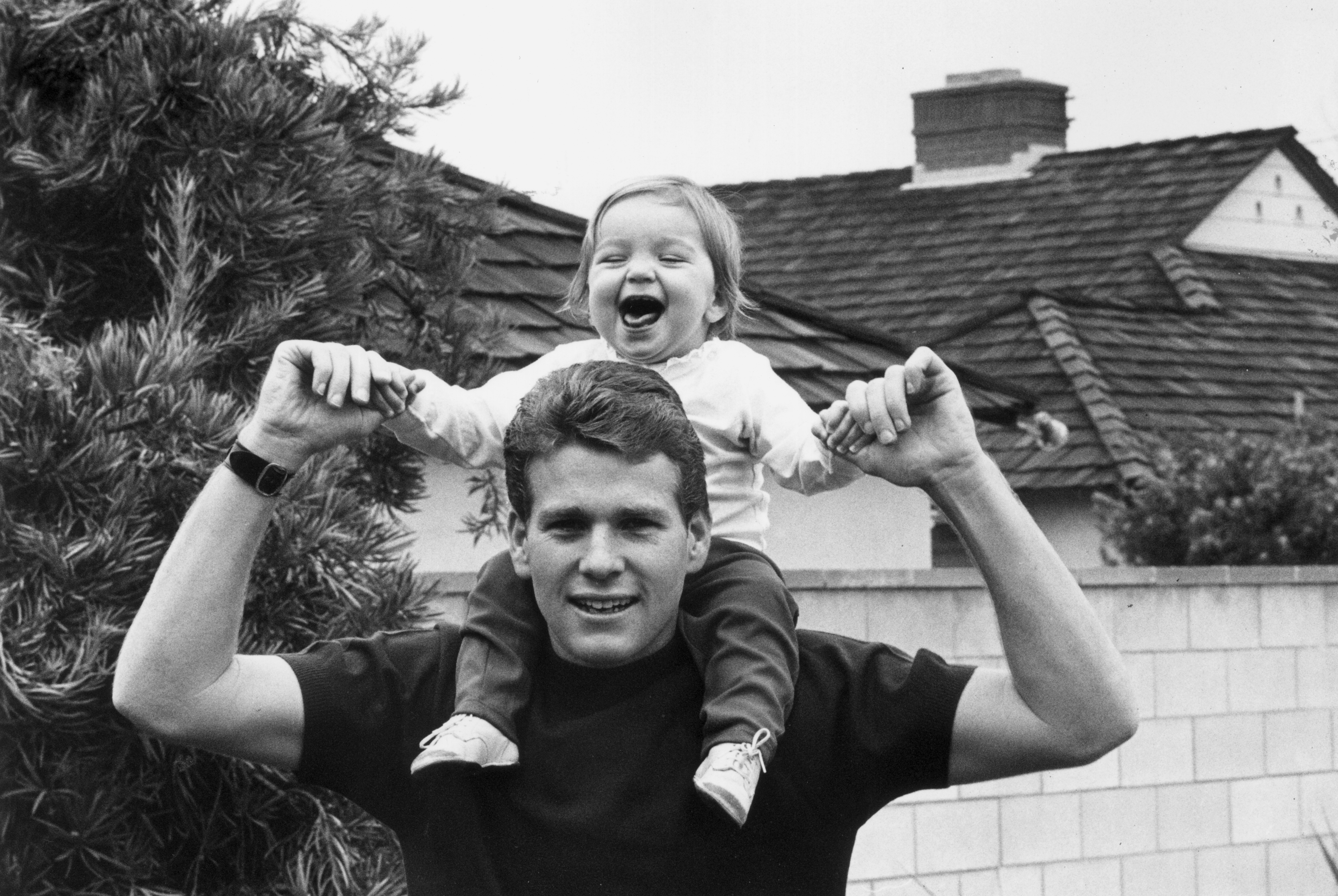 Tatum and Ryan O'Neal on  photographed in 1965 | Source: Getty Images