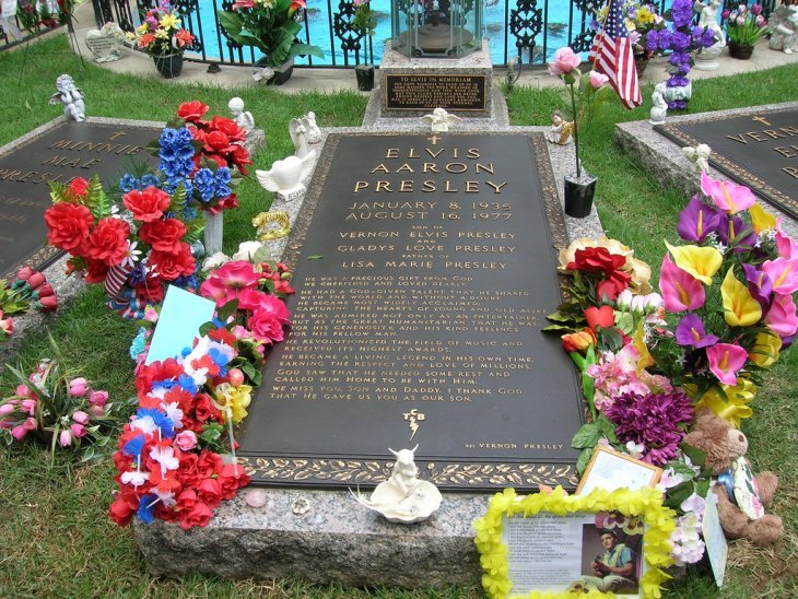 Picture of singer Elvis Presley's grave | Source: Flickr