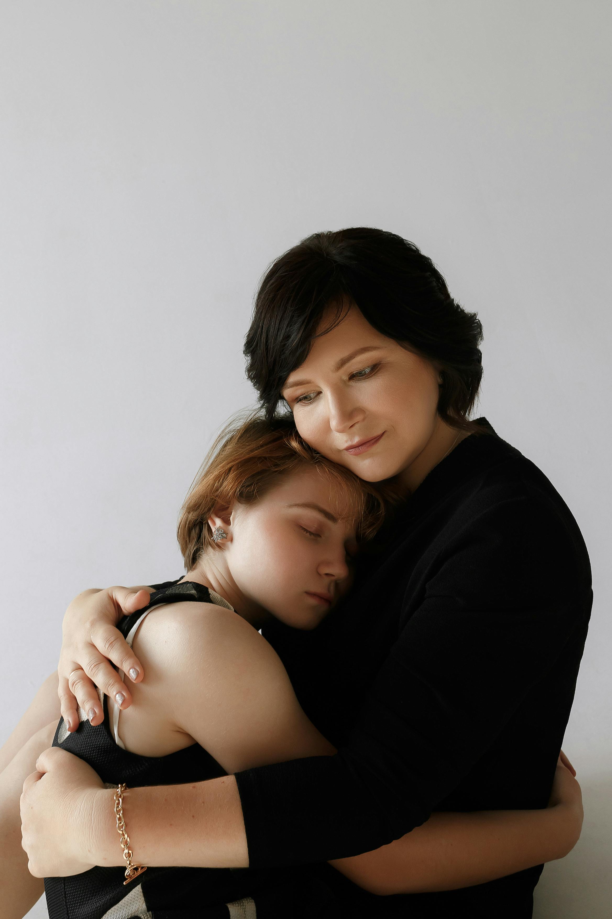 A mother and her daughter embracing each other | Source: Pexels