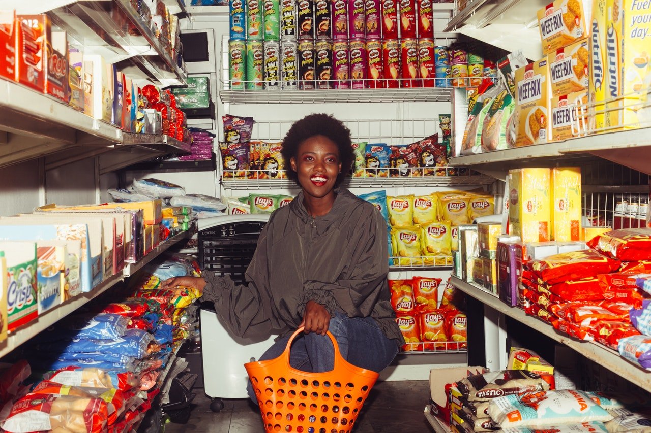 Photo of a young woman in a supermarket | Photo: Pexels