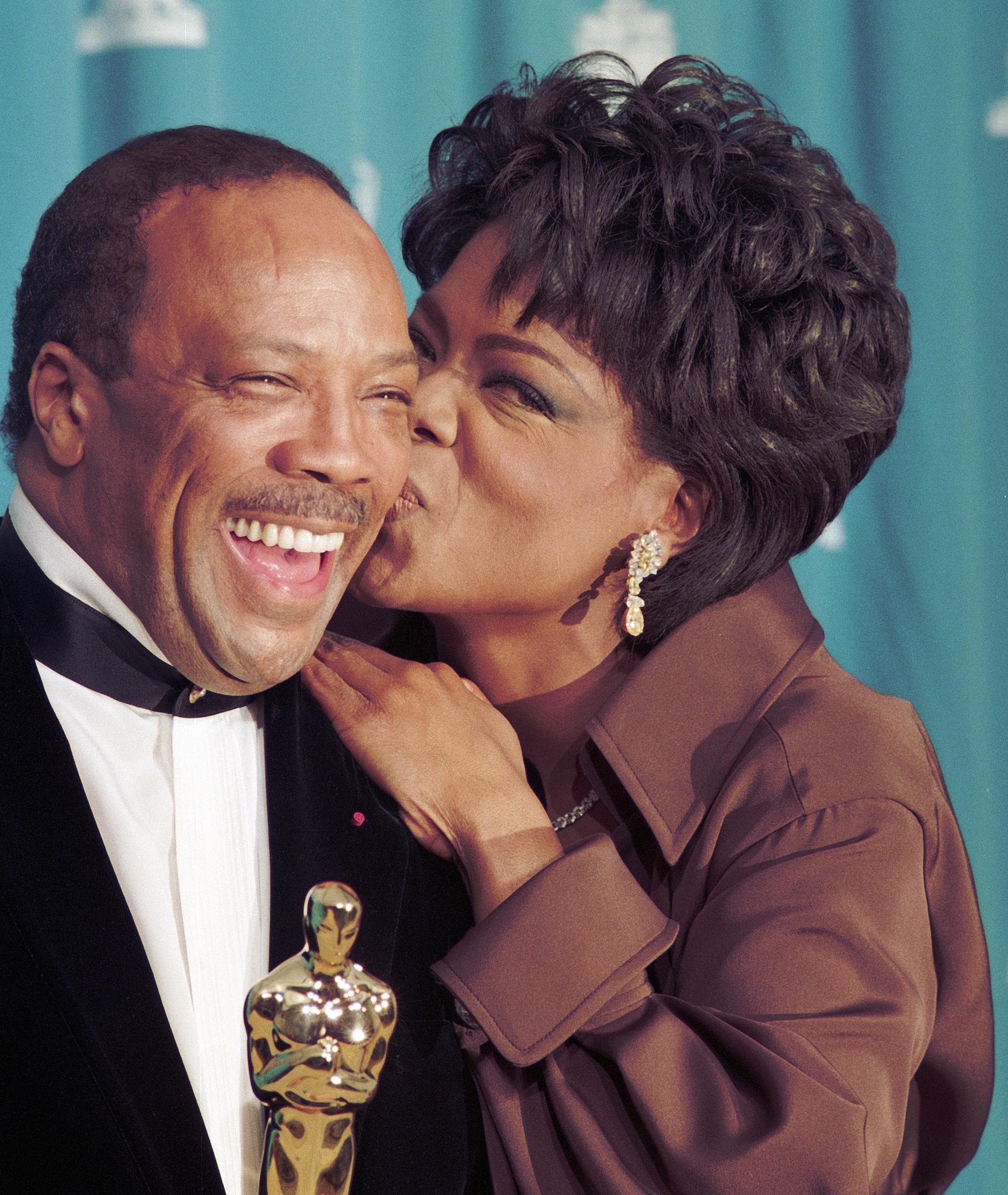 Quincy Jones and Oprah Winfrey on March 27, 1995, in Los Angeles, California | Source: Getty Images