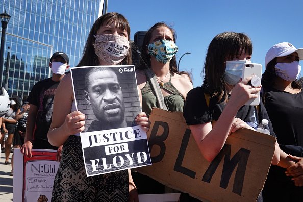 Los manifestantes protestan por la muerte de George Floyd el 5 de junio de 2020 en Minneapolis, Minnesota. | Foto: Getty Images