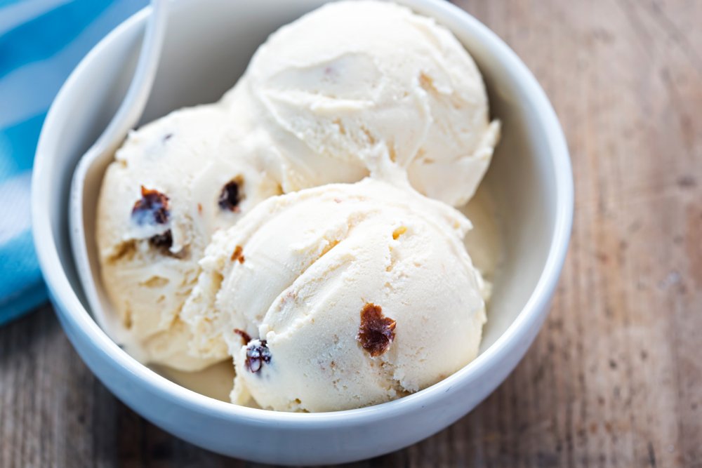 Rum & raisins vanilla ice cream. | Photo: Shutterstock.