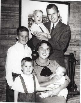 Barbara Bush and George Bush pose with children Neil Bush, George W. Bush, Jeb Bush and Marvin Bush in 1956.| Photo: GettyImages