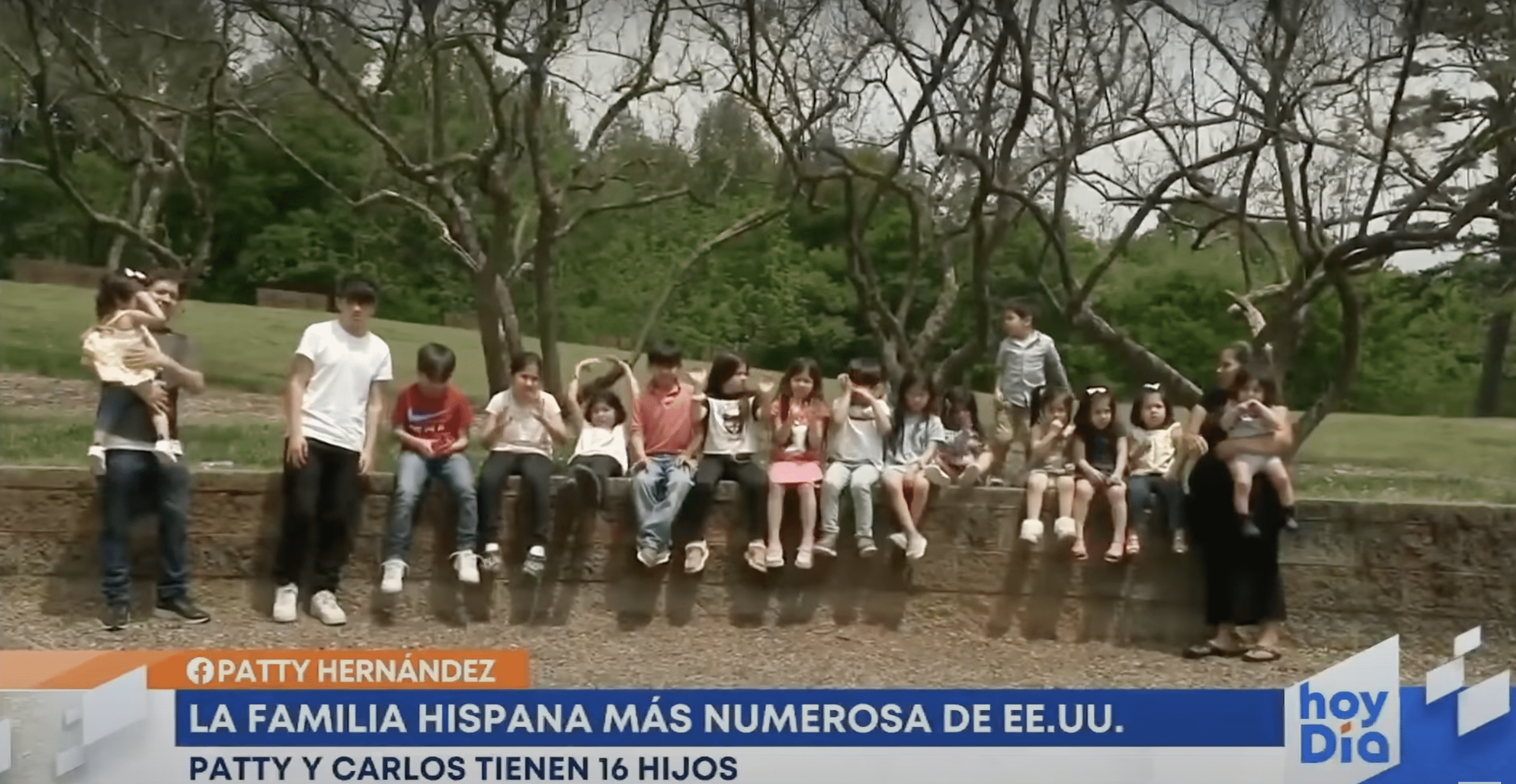 Patty and Carlos Hernandez are pictured with their 16 children. | Source: YouTube.com/hoy Día