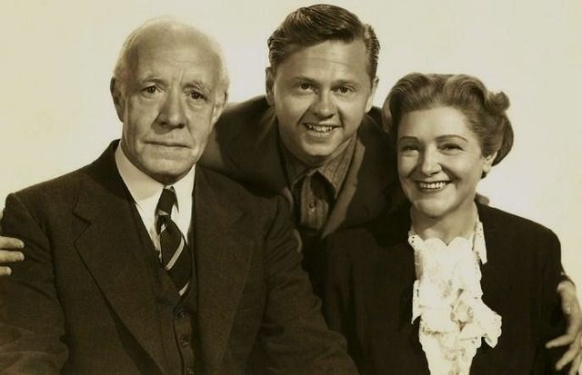 Lewis Stone, Mickey Rooney & Fay Holden in "Love Finds Andy Hardy." | Source: Wikimedia Commons.