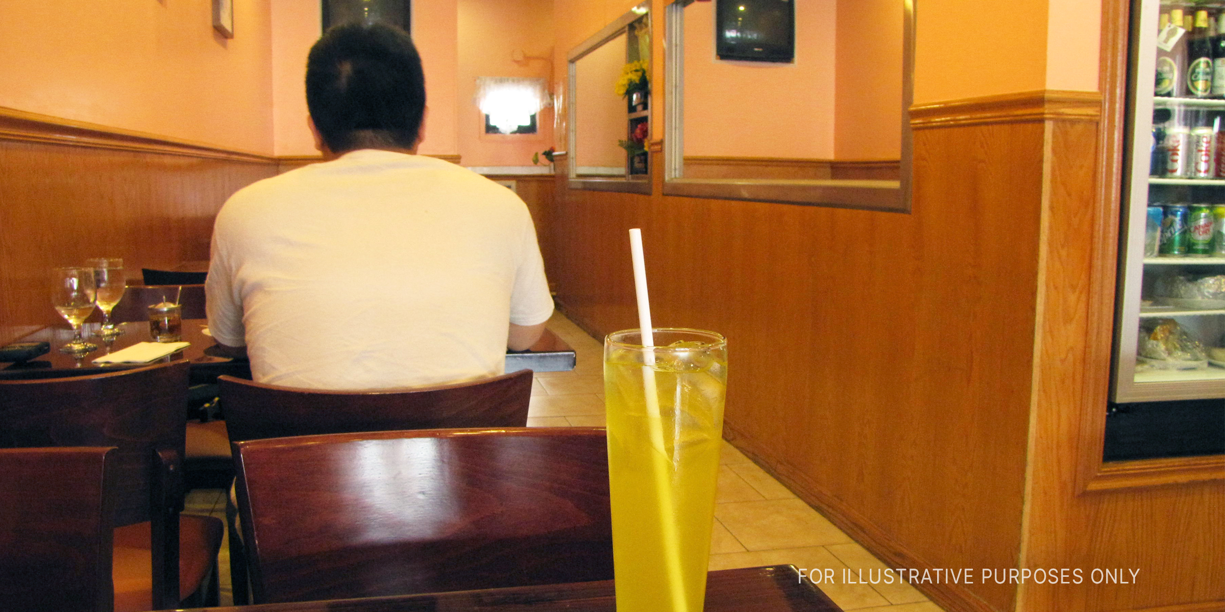 Man sitting in restaurant | Source: Flickr
