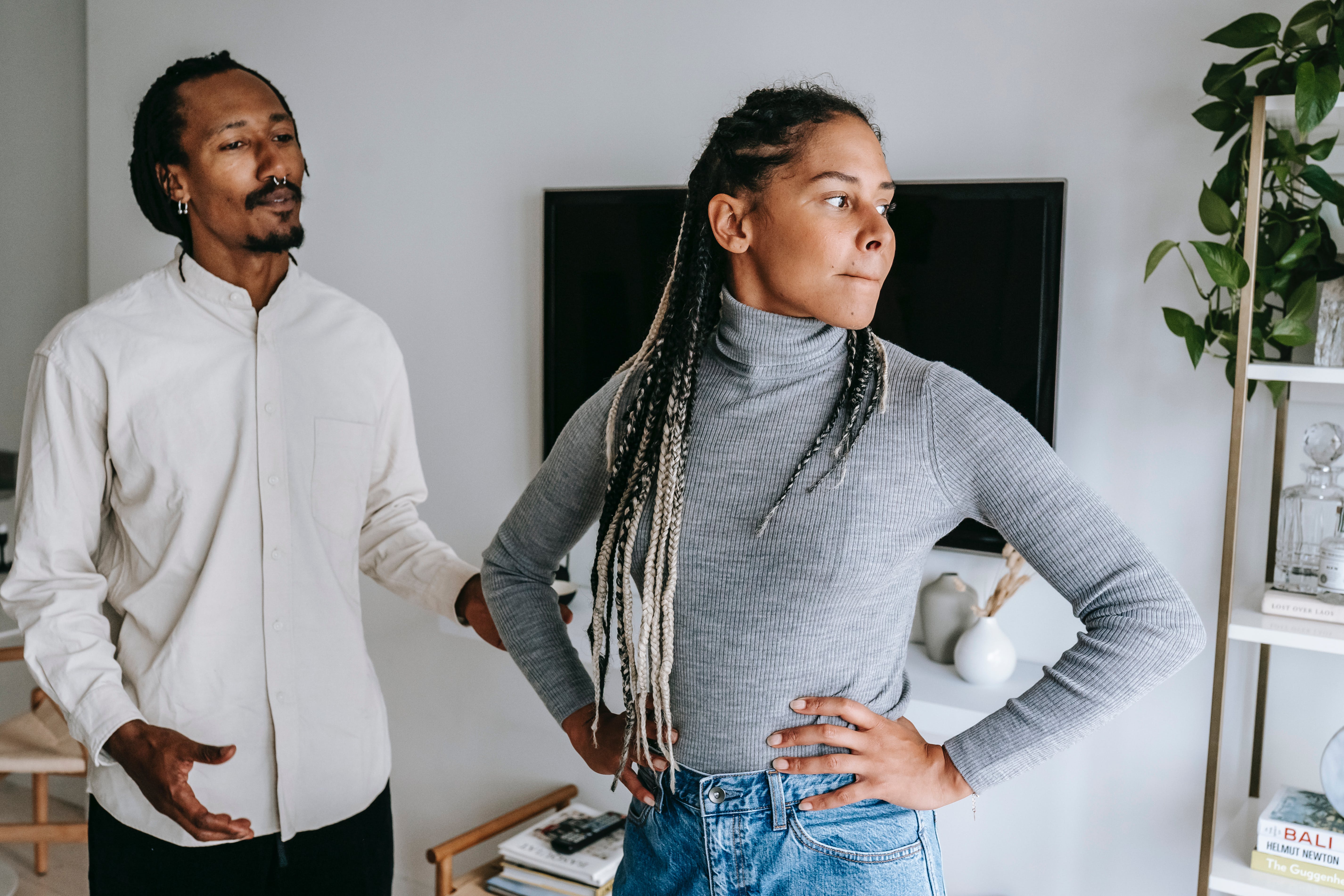 A man trying to make amends with an upset woman | Source: Pexels