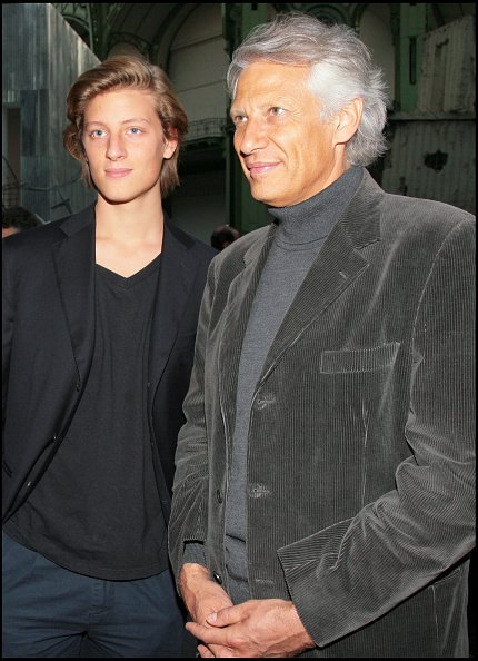 De Villepin et son fils Arthur - Exposition "Monumenta 2007" au Grand Palais à Paris. | Photo : Getty Images