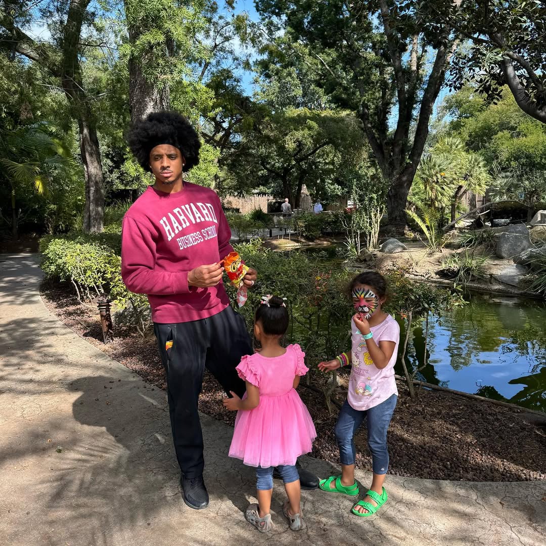 Cordell Broadus pictured with daughters outdoors, dated March 2024 | Source: Instagram/cbroadus
