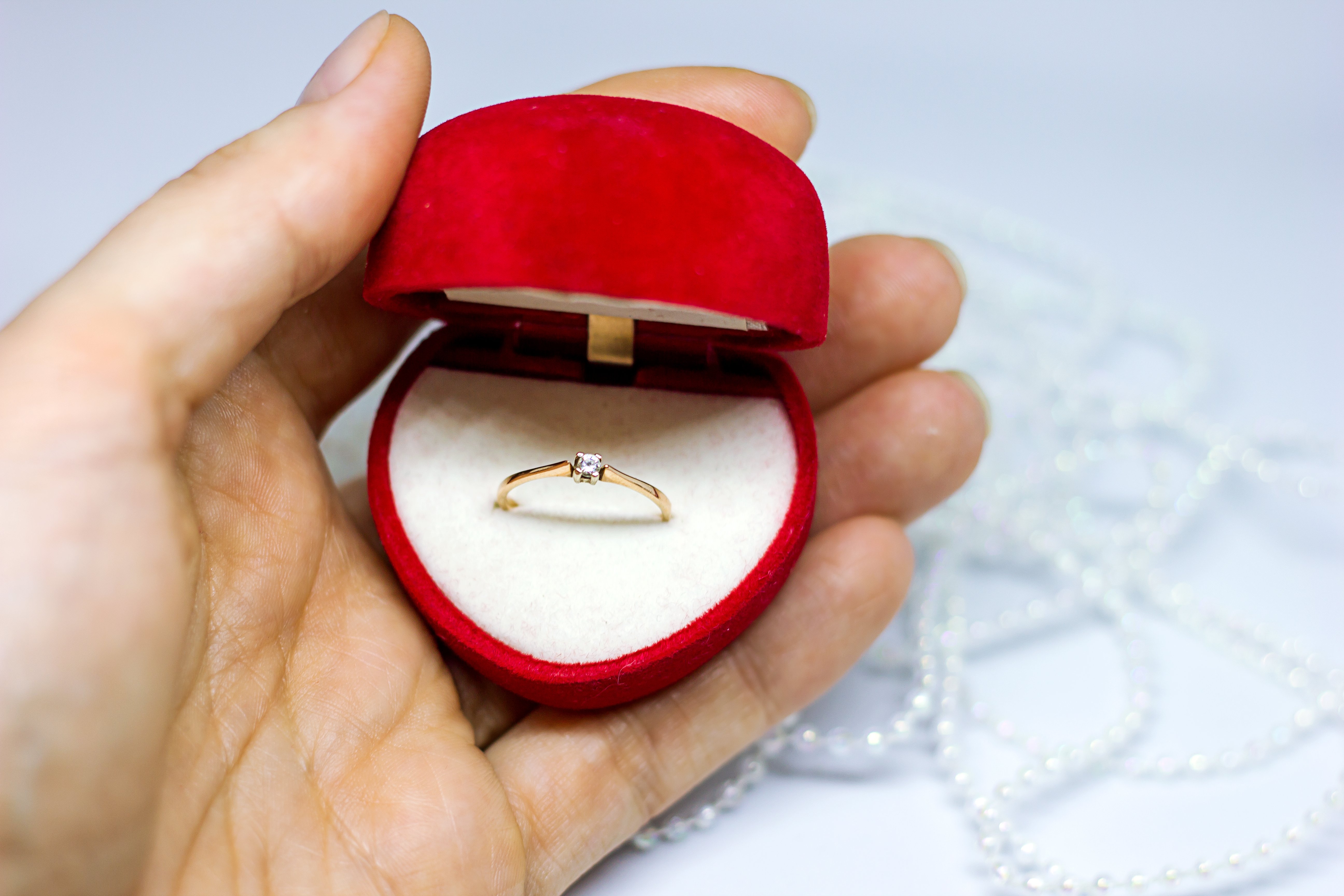 Hombre con un anillo de compromiso en la mano. | Foto: Shutterstock