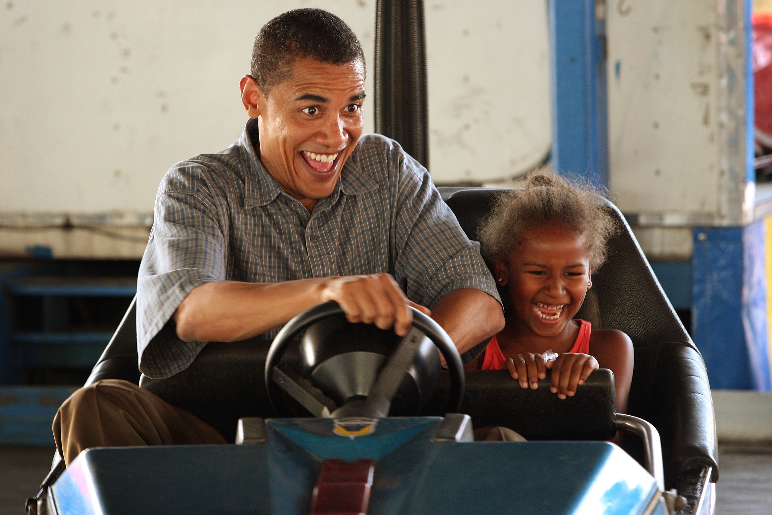 Sasha Obama at a fair with Barack Obama in Des Moines, Iowa on August 16, 2007. | Source: Getty Images