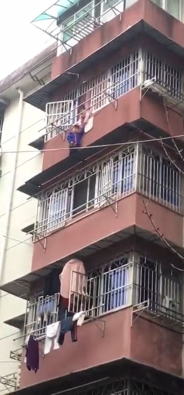 El niño atemorizado quedó atrapado a cuatro pisos sobre el suelo. Fuente: YouTube / Abanoub Samy