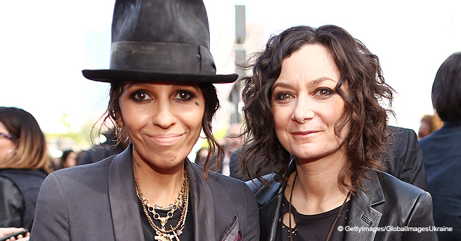 L Histoire Romantique Derriere La Demande En Mariage De Linda Perry A Sara Gilbert