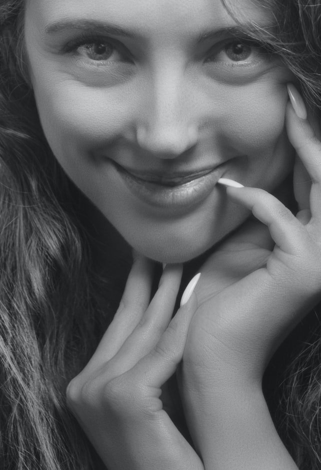 Une jeune femme souriante. l Source : Unsplash