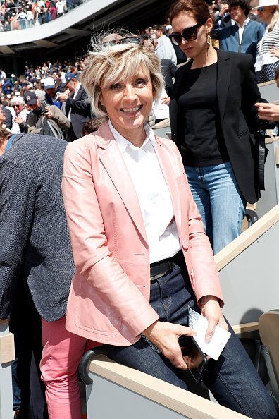 Evelyne Dheliat assiste aux Internationaux de France de tennis 2019.|Photo : Getty Images