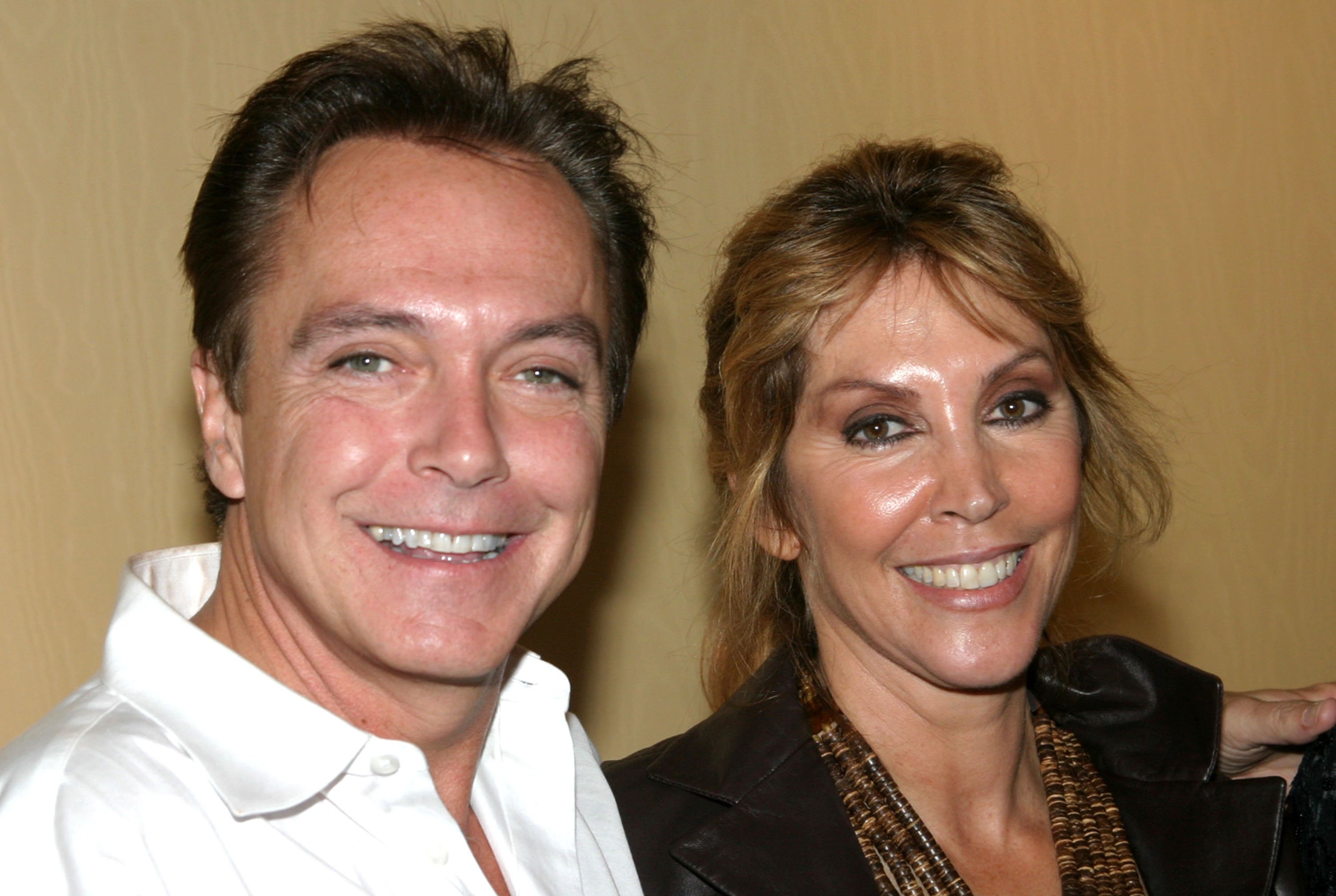 David Cassidy and his wife Sue Shifrin-Cassidy during David Cassidy Visits Mother Shirley Jones and Brother Patrick Cassidy Backstage at "42nd Street" on Broadway on May 15, 2004, in New York City, New York | Source: Getty Images