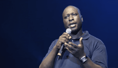 Mouss Diouf donne une conférence0. | Photo : Youtube / Europe 1