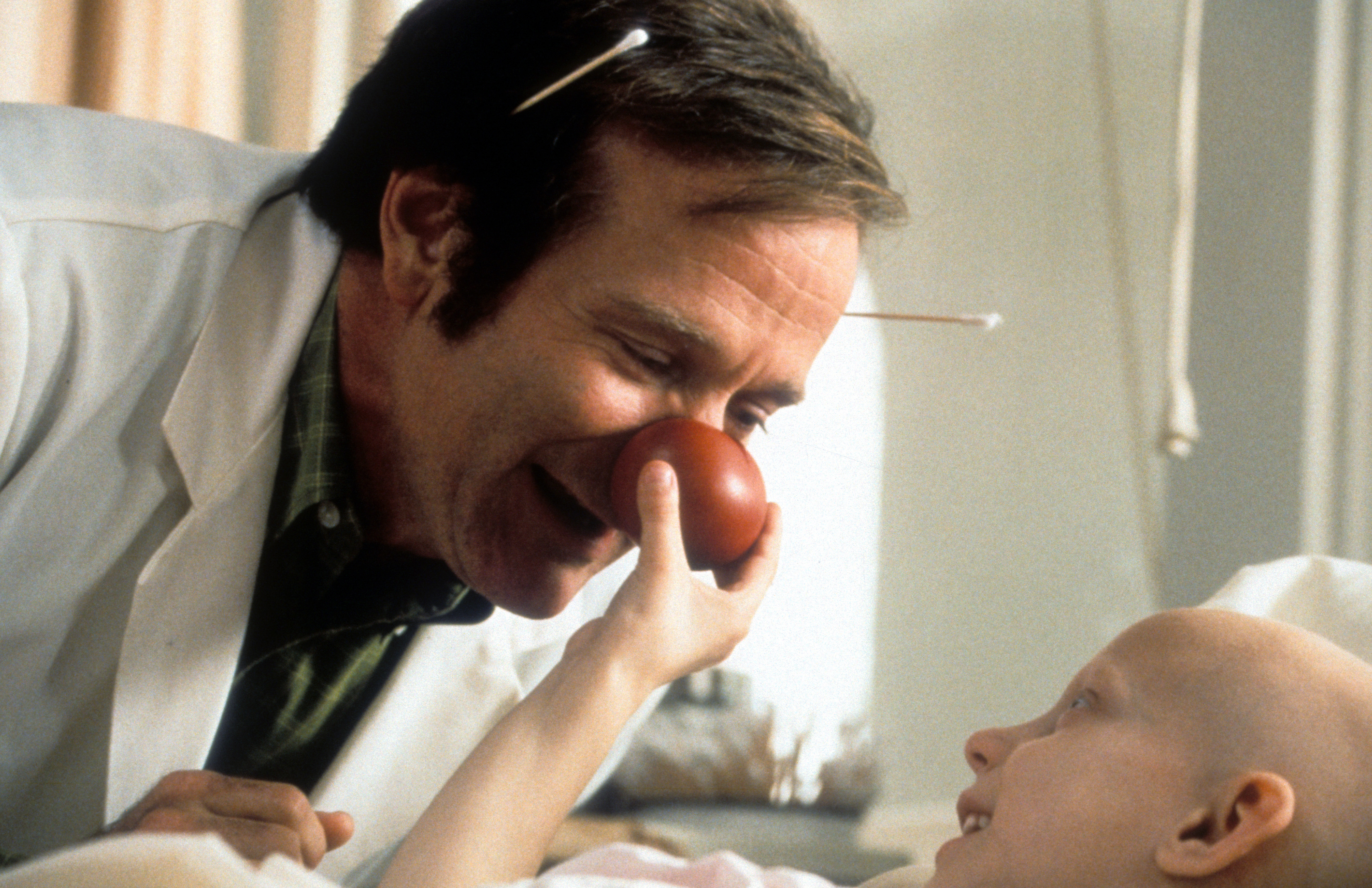 Robin Williams visits a sick child in a scene from the film "Patch Adams," in 1998 | Source: Getty Images