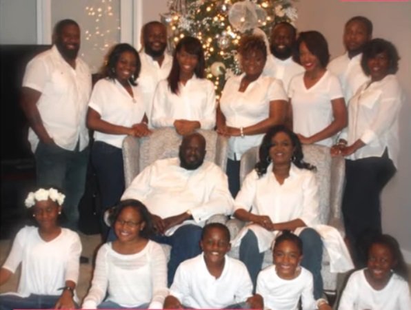 El pastor Houze rodeado de su familia | Foto: YouTube/Good Morning America El pastor Houze rodeado de su familia | Foto: YouTube/Good Morning America