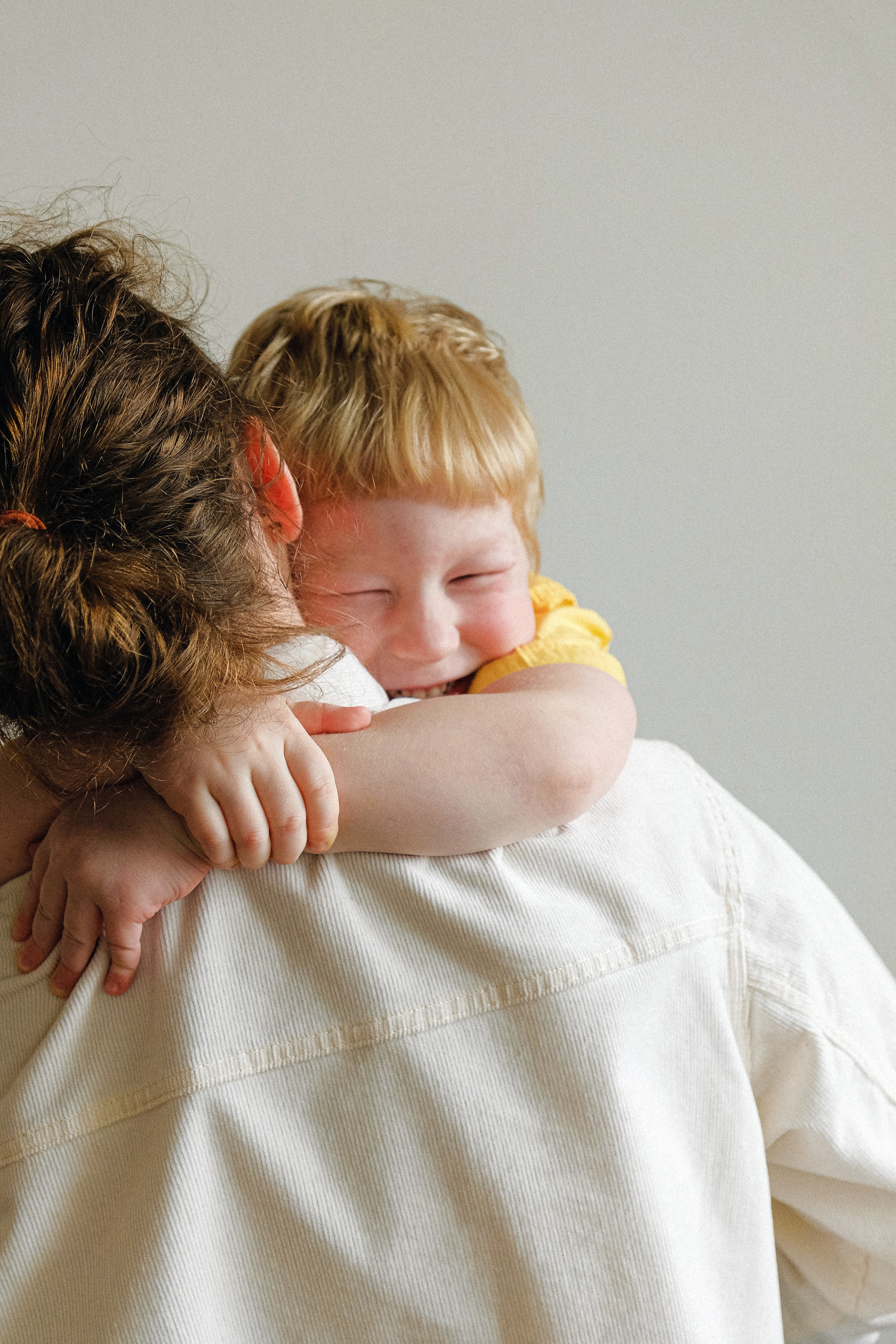 Frau umarmt einen Jungen | Quelle: Pexels