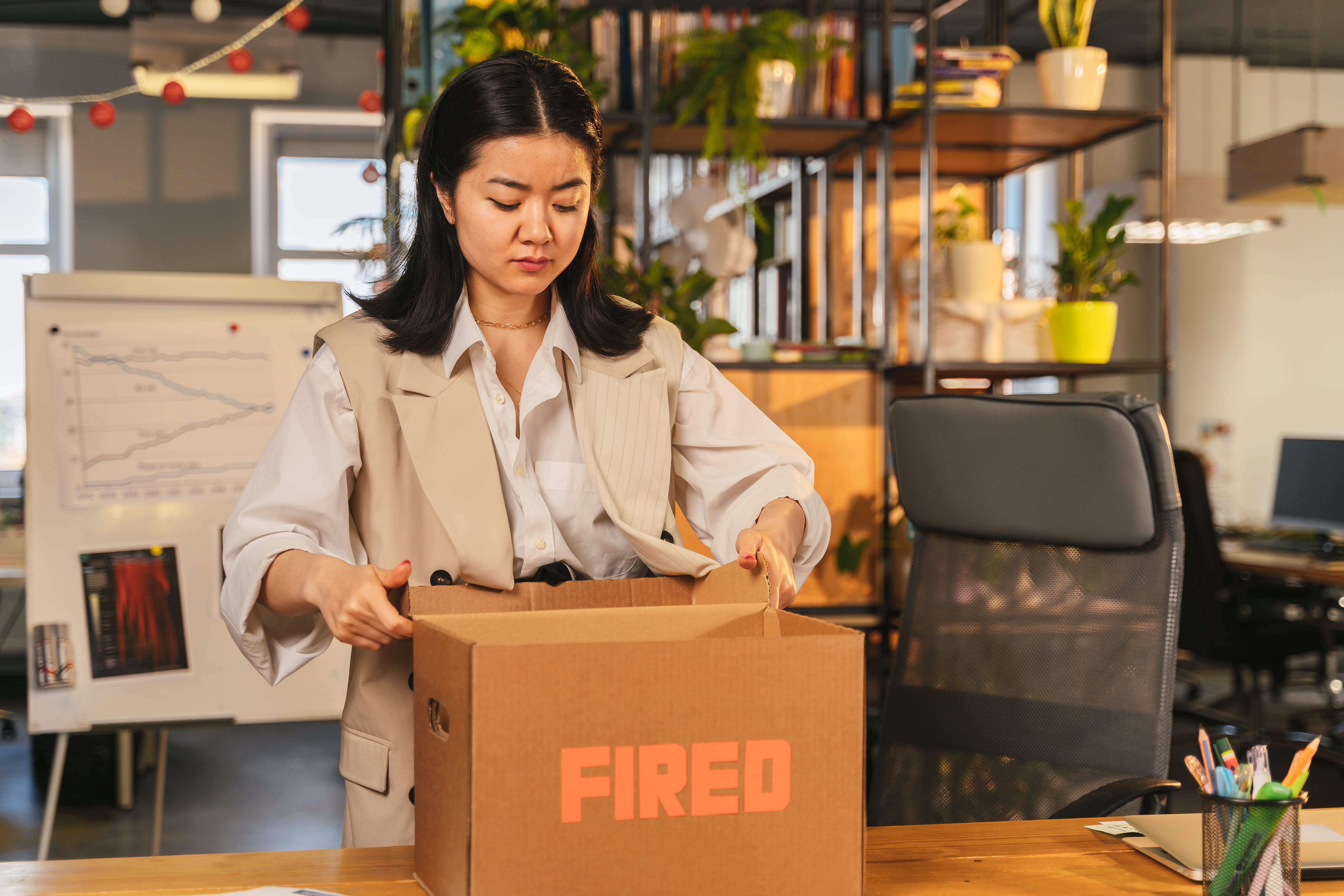 A woman packing her belongings after getting fired. | Source: Pexels