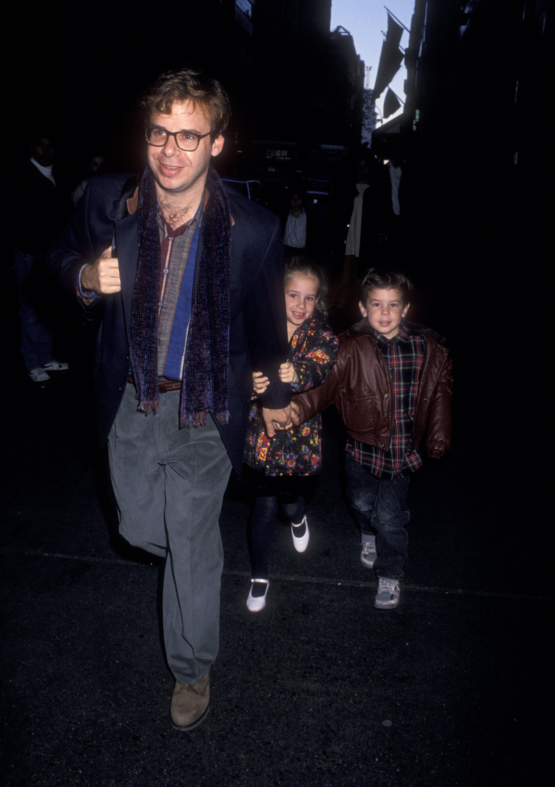 Rick Moranis and his children at the premiere of "The Nutcracker" on November 21, 1993, in New York City | Source: Getty Images