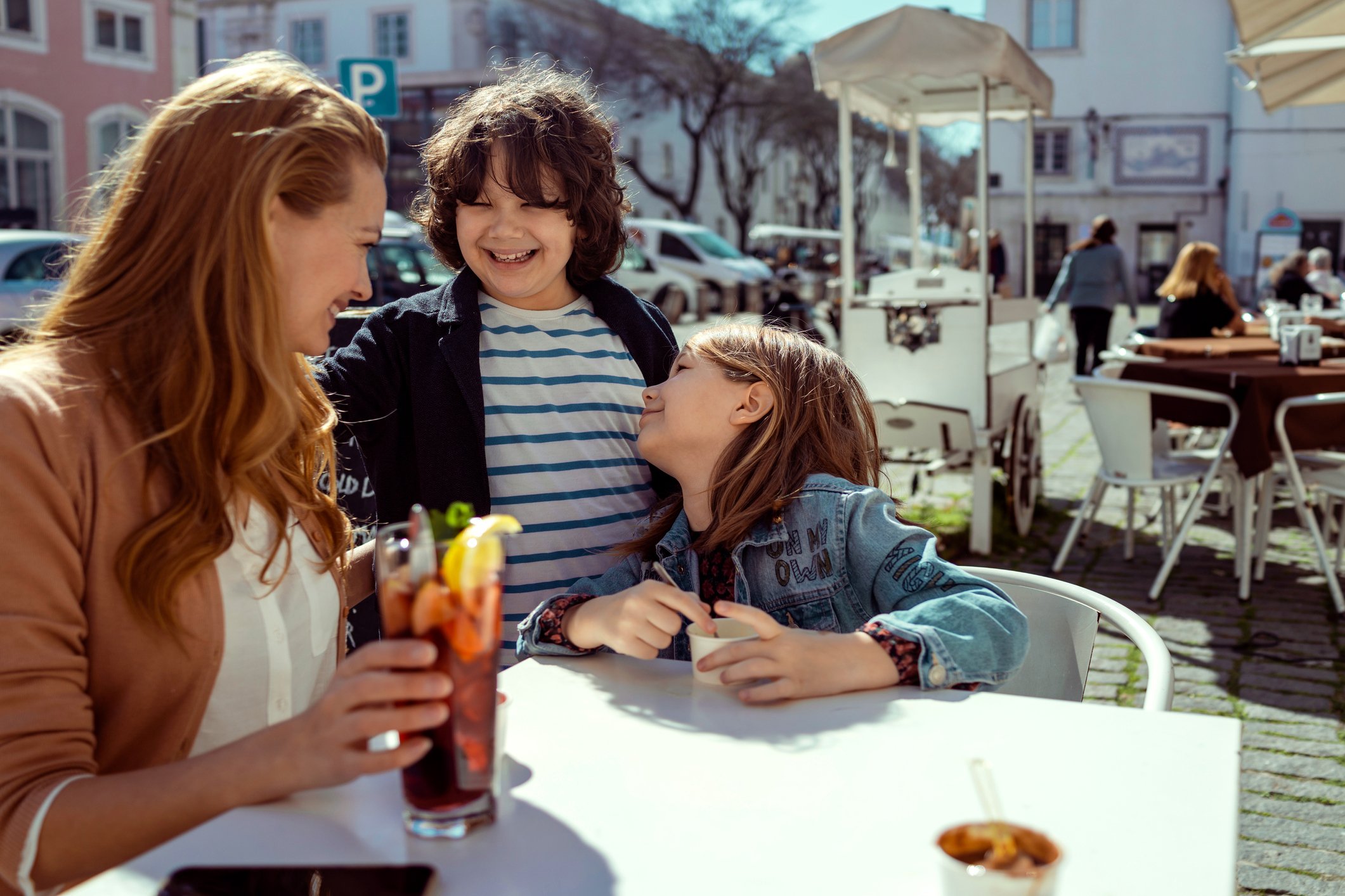 Junge Familie in einem Café I Quelle: Getty Images