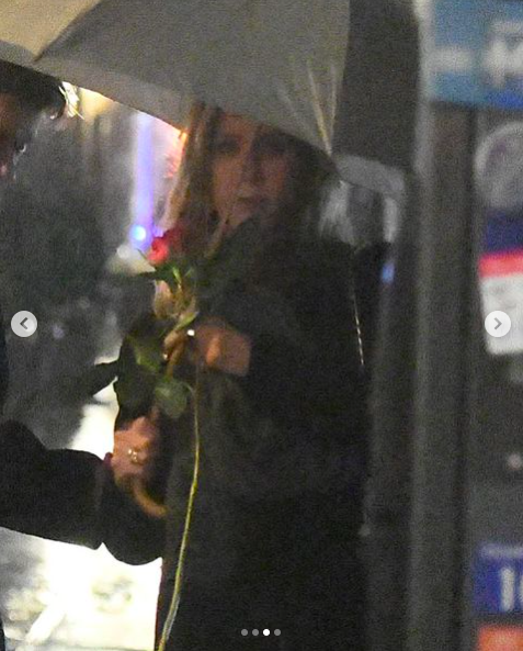 Jennifer Aniston spotted with a single red rose posted on April 25, 2023 | Source: Instagram/entertainmenttonight