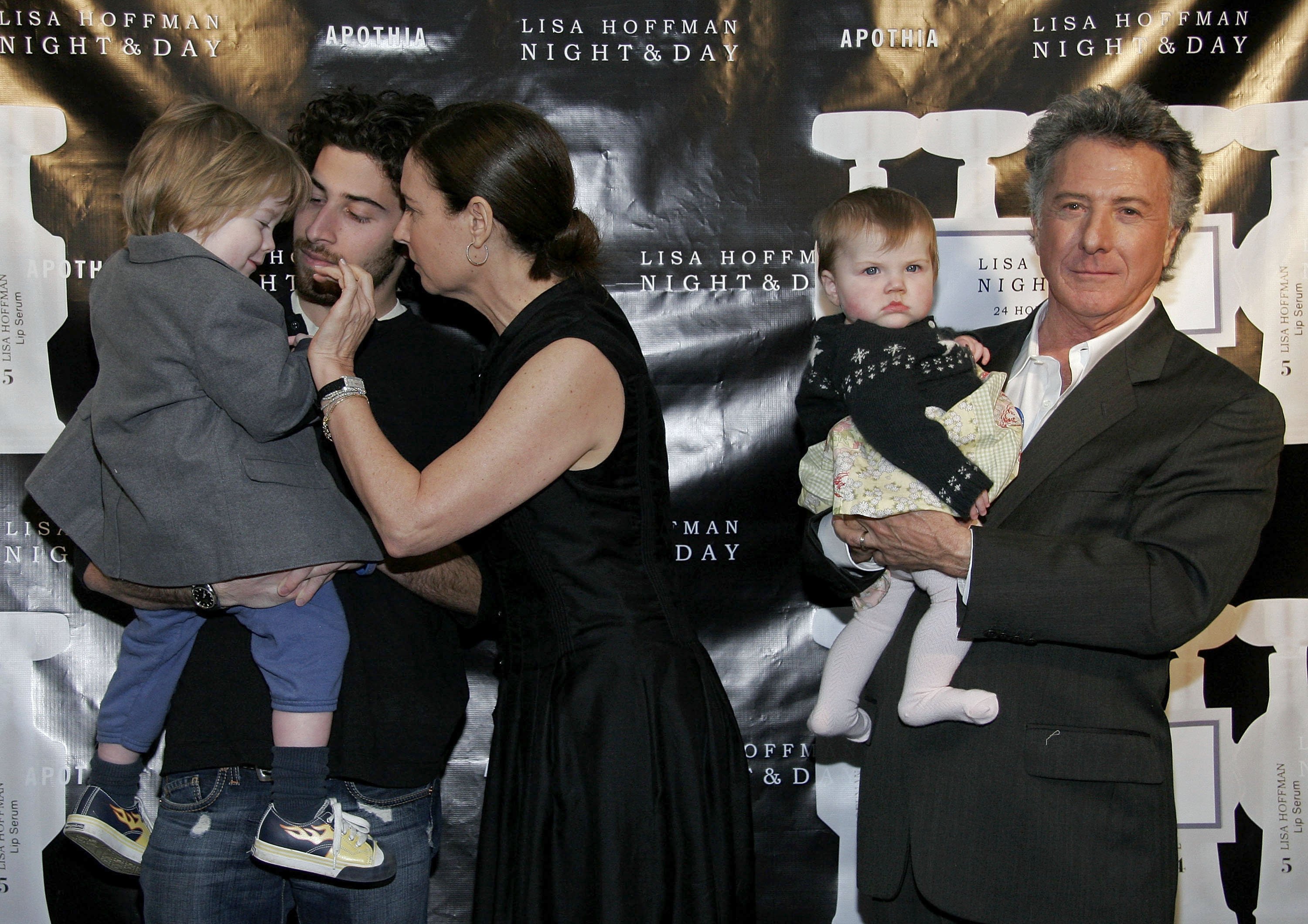 Grandson Gus, actor Jake Hoffman, founder Lisa Hoffman of Night & Day 24 hour Skincare, granddaughter Daisy Jo, and actor Dustin Hoffman at APOTHIA at Fred Segal Melrose on February 21, 2007 in Los Angeles, California. | Source: Getty Images
