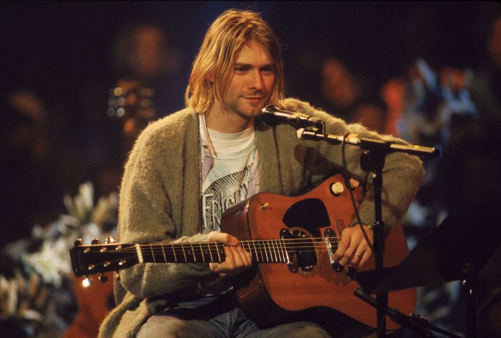 Kurt Cobain performing on "MTV Unplugged" on November 18, 1993, in New York. | Source: Getty Images