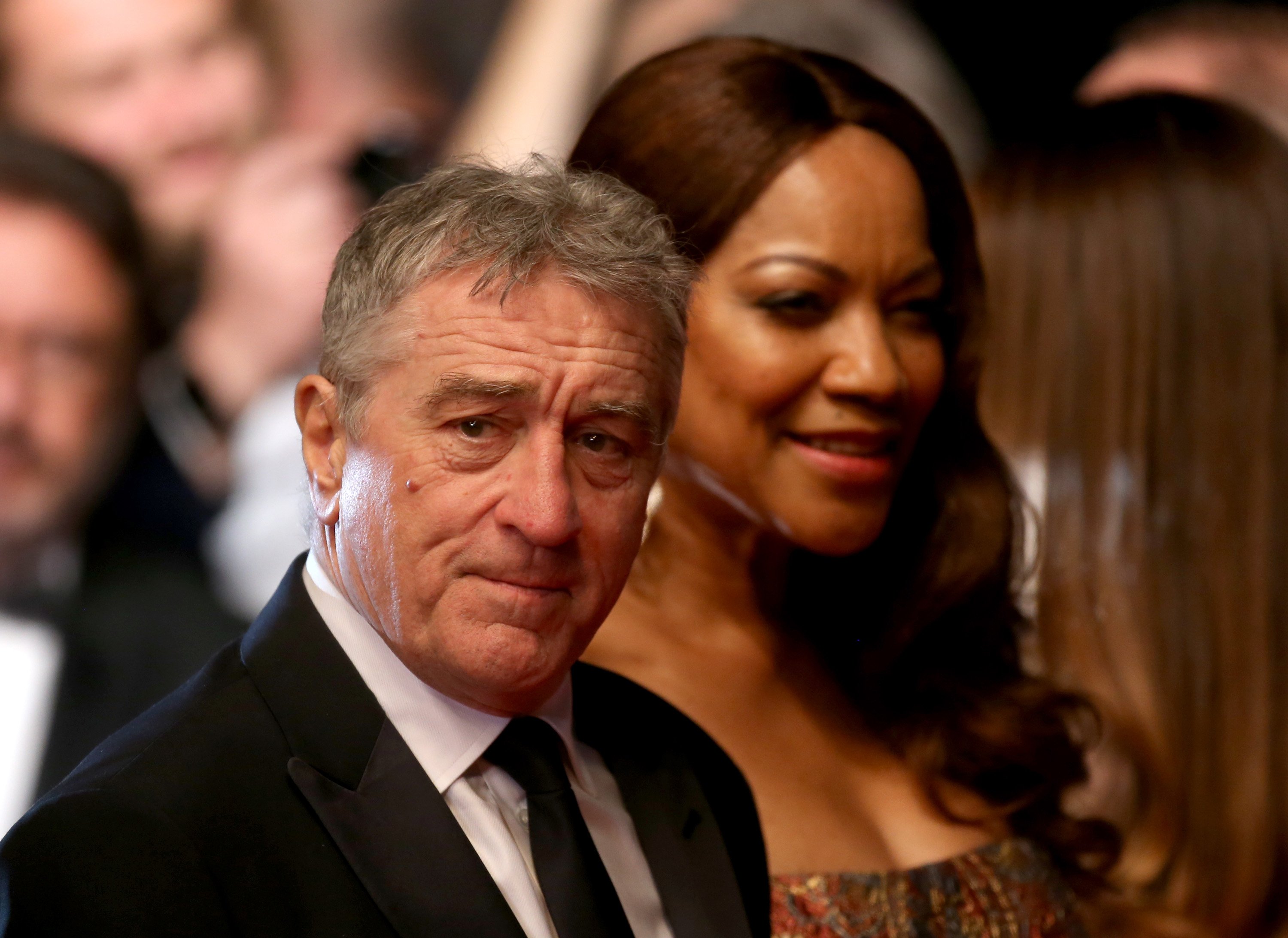 Robert de Niro und seine Frau Grace Hightower besuchen eine Vorführung von "Hands Of Stone" bei den jährlichen 69. Filmfestspielen von Cannes im Palais des Festivals am 16. Mai 2016 in Cannes, Frankreich | Quelle: Getty Images