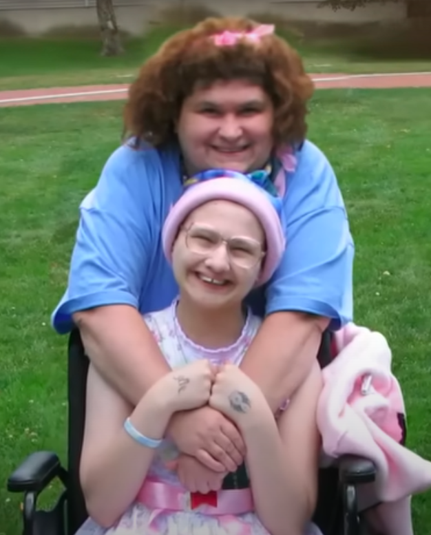 Gypsy Rose Blanchard and Clauddine “Dee Dee” Blanchard posing for a picture posted on March 13, 2019 | Source: YouTube/ABC News