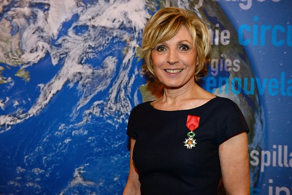 Evelyne Dheliat reçoit la Légion d'honneur française par Ségolène Royal à la ministre de l'Écologie de France.|Photo Getty Images