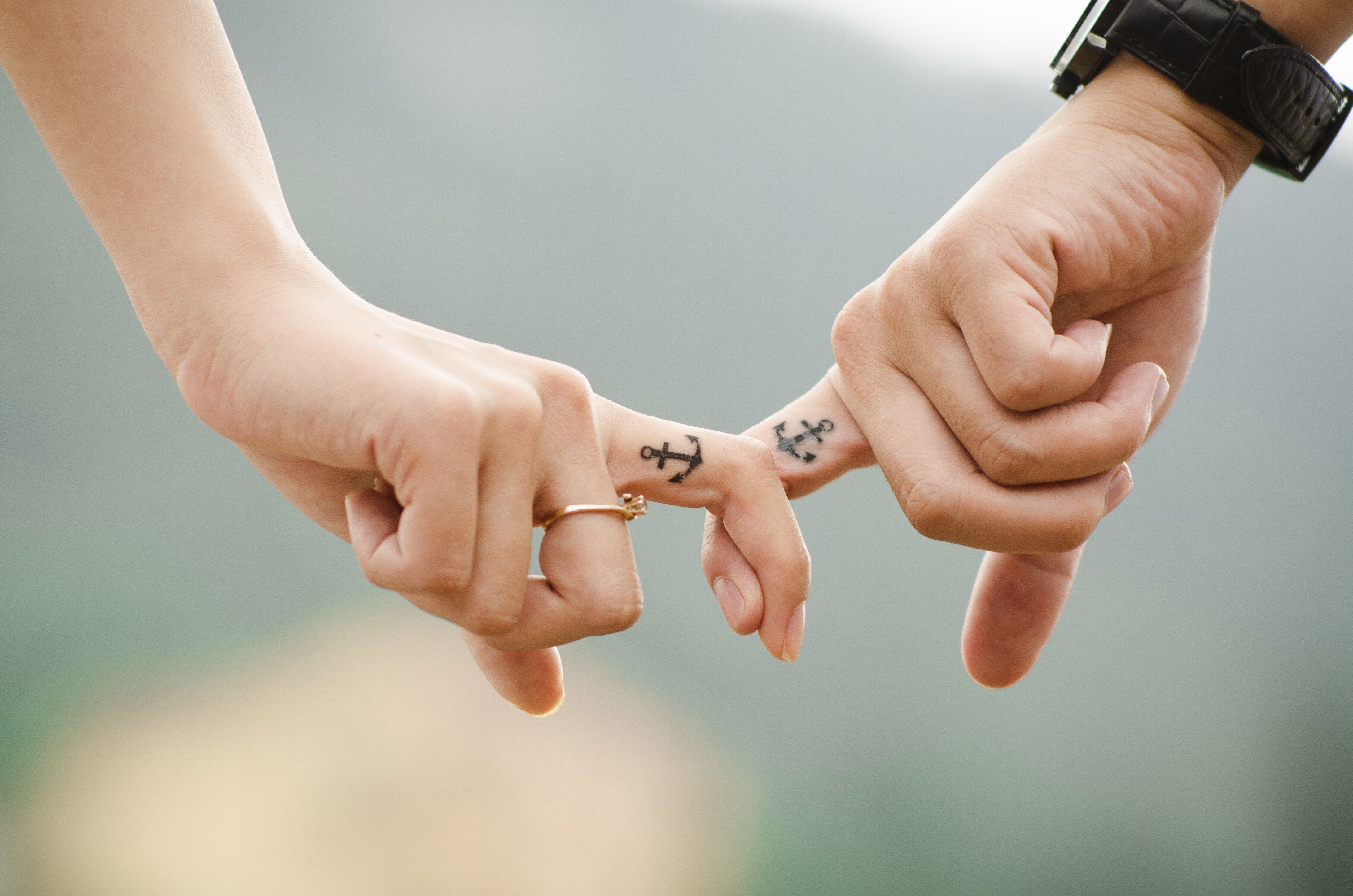 Una pareja enlaza sus dedos. | Foto: Pexels