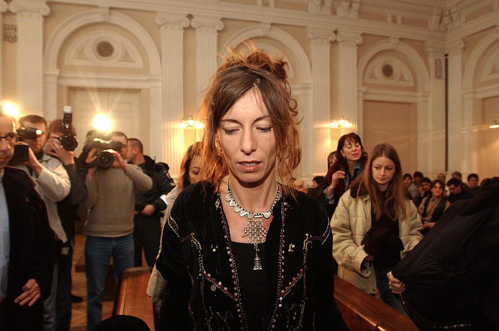 L'épouse du chanteur français Bertrand Cantat, Kristina Rady, arrive au palais de justice de Vilnius le 18 mars 2004 pour le début du troisième et dernier jour du procès de son mari. | Photo : Getty Images