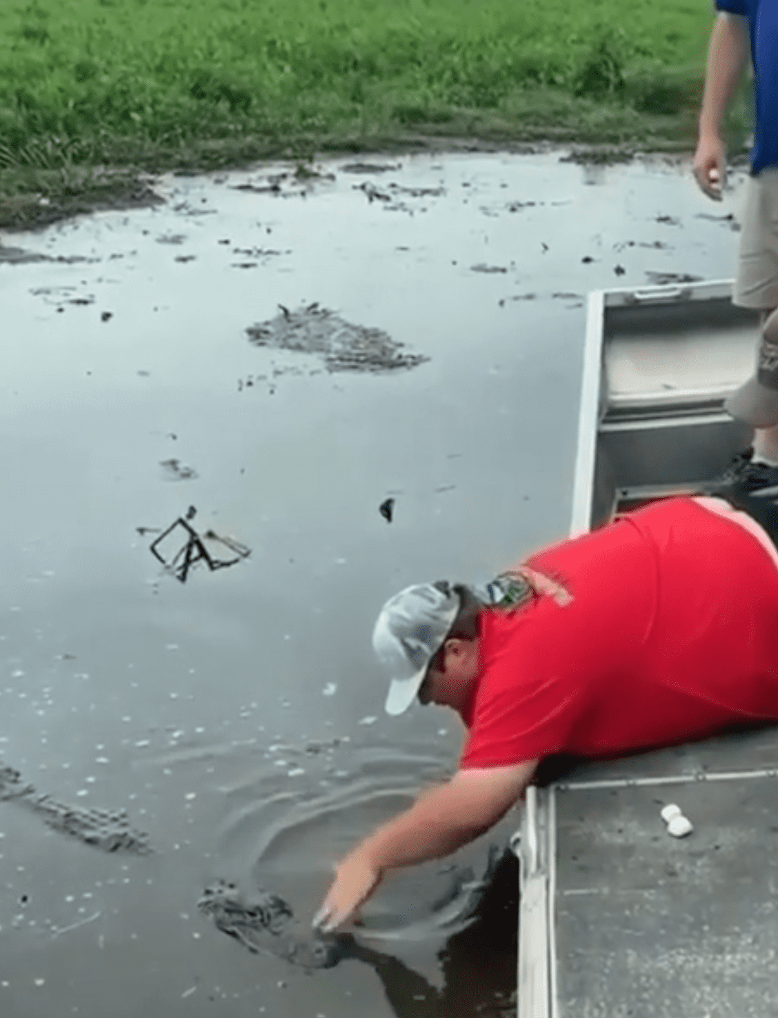 Florida man taunts crocodile to get the animal to come closer to the dock | Photo: Reddit/ayushpjamas 