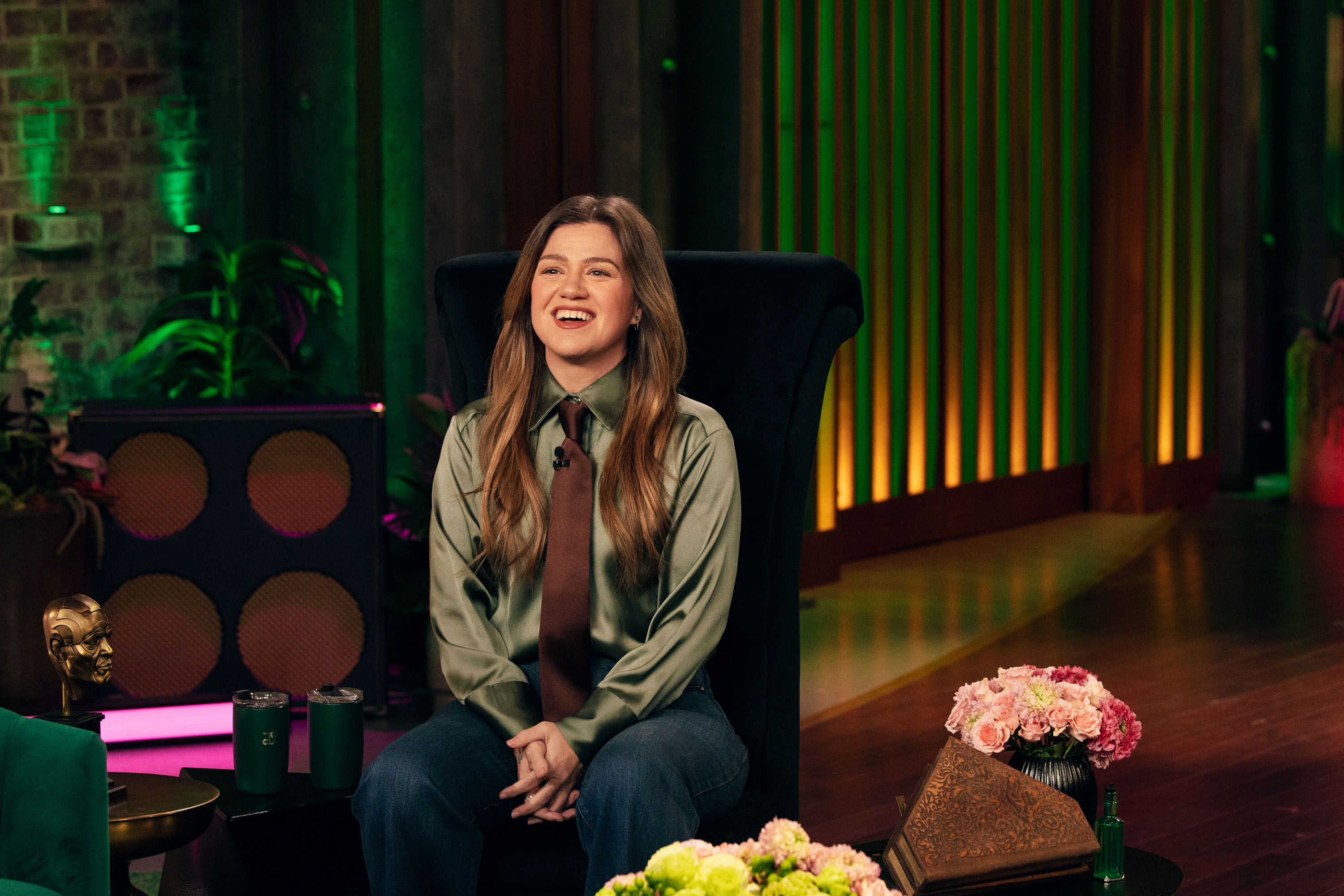 Kelly Clarkson sits in front of the audience on "The Kelly Clarkson Show" on November 7, 2025 | Source: Getty Images