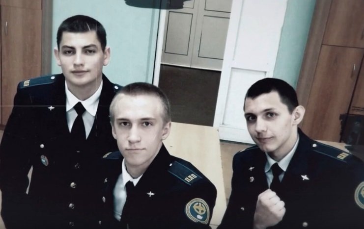 Maxim Moiseev (à gauche) avec ses deux coéquipiers. | Photo : YouTube/Click Heart Maxim Moiseev (à gauche) avec ses deux coéquipiers. | Photo : YouTube/Click Heart