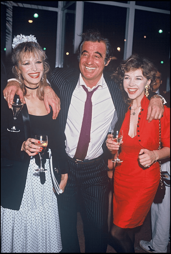 Béatrice Agenin, Jean-Paul Belmondo et Sabine Haudepin au Théâtre Marigny le dernier soir de la pièce "Kean" en 1987. | Photo : Getty Images